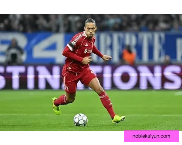 范戴克的防守站位持续稳定，展现出其在对抗中的竞争力增强。